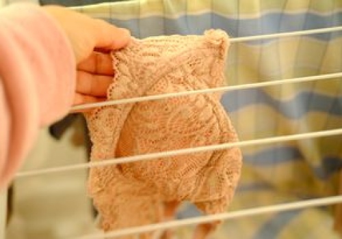 Jak często prać biustonosz? Odpowiedź nie jest oczywista