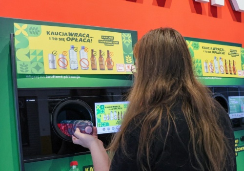 Małpki trafią do systemu kaucyjnego? Wiceminister klimatu odpowiada