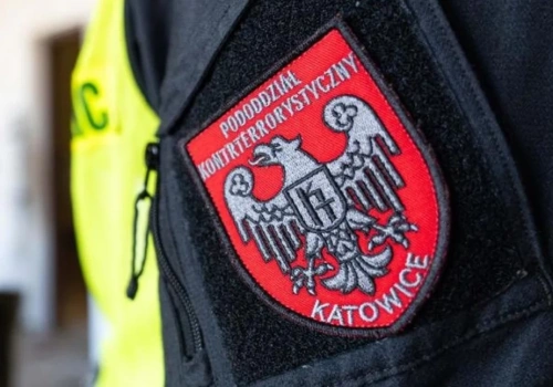 Agresor zaatakował szablami policjantów i został postrzelony. Mężczyzna zmarł w szpitalu