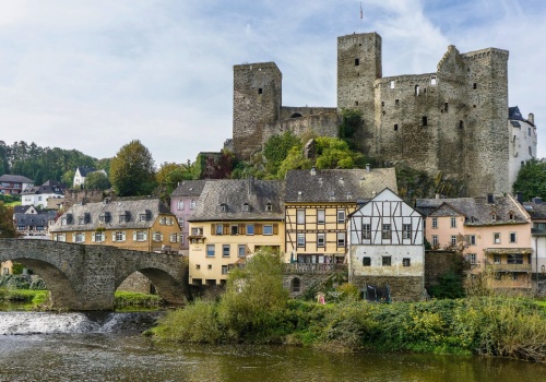 Malowniczy zamek nad brzegiem rzeki. Ta budowla ma ponad 1000 lat