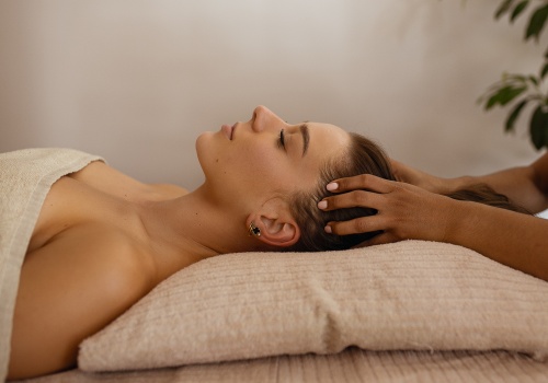 Mózg w trybie “offline”. Dlaczego masaż działa lepiej niż drzemka?