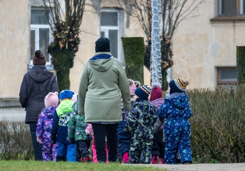 Na zdjęciach z przedszkola jej dziecko jako jedyne ma zasłanianą twarz. 