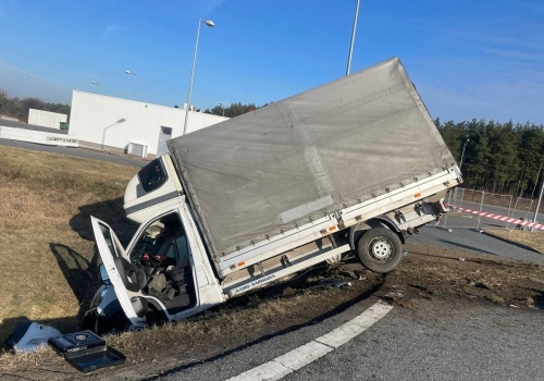 22-latek wjechał dostawczakiem do rowu. Przyczyną było zmęczenie kierowcy