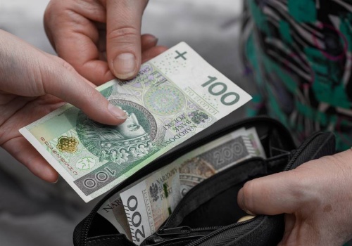 Tyle polscy emeryci potrzebują, by godnie żyć. Podali kwotę