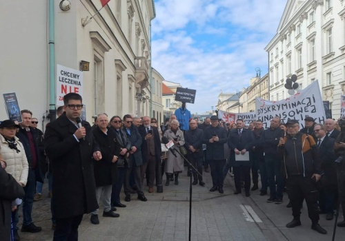 Prezes samorządu lekarzy na proteście szpitali: nie damy się podzielić