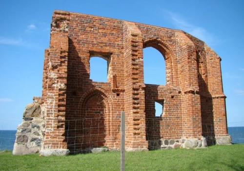 Ruiny nad klifem. Morze pochłonęło całą świątynię