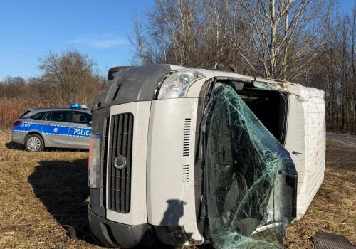 Chciał wyprzedzić jadące przed nim auto. Po chwili stracił panowanie nad pojazdem