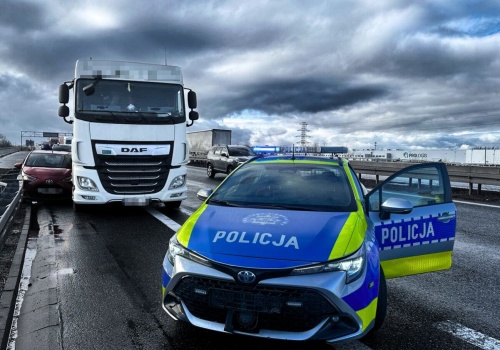 Przypadkowy kierowca zatrzymał przestępcę. Przyblokował jego auto do barierki