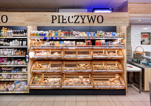 Jak zaplanować sezonową ekspozycję towarów w sklepie spożywczym?