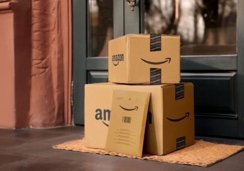Amazon zasypał jej dom paczkami. 79-latka nie zamówiła żadnej z nich