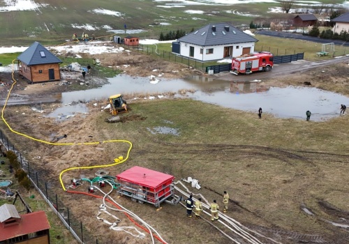 Czwarta doba akcji w Stanisławiu na Kociewiu. Trwa wypompowywanie wody