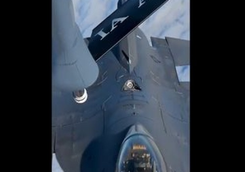 Tankowanie w powietrzu. Ta osoba odpowiada za najważniejszą funkcję