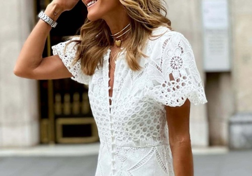 Bawełniana i ażurowa - ta sukienka midi za 79,99 zł to wiosenny ideał dla 50-latek