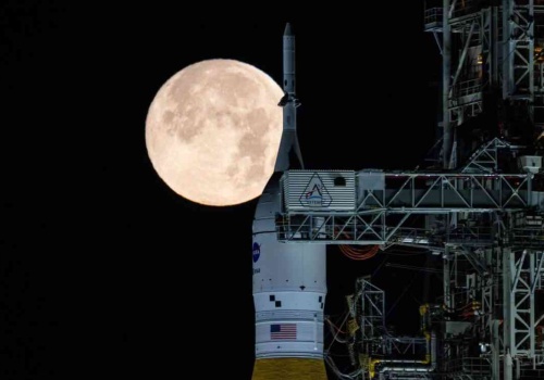 Historyczna misja uziemiona. Co blokuje lot wokół Księżyca?
