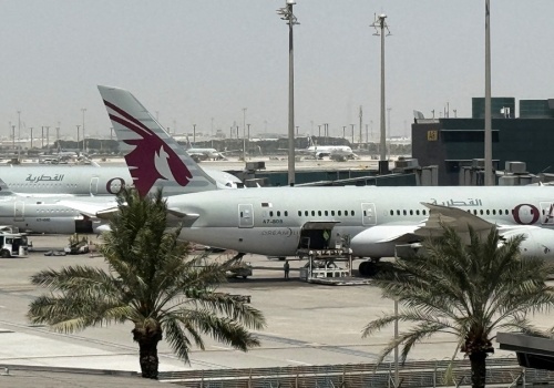 Utknął  na lotnisku w Katarze. 