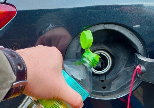 Kierowcy tankują z koszyków w marketach. Jest taniej niż na stacji