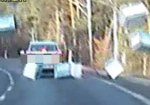 Spadł tuż przed radiowozem. Policyjna kamera uchwyciła ten moment