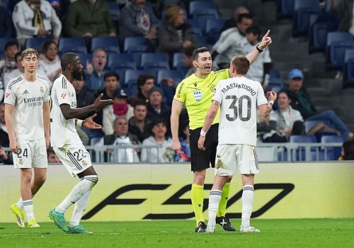 W TV wyłapali, co piłkarz Realu krzyczał do sędziego. 