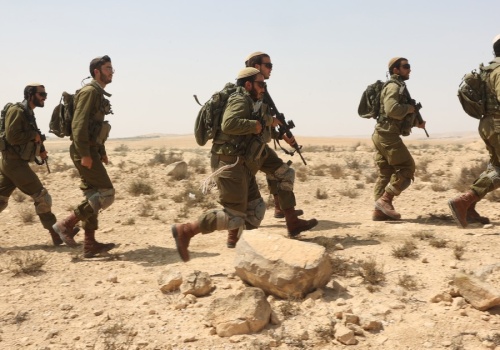 Uderzyć wyprzedzająco, by wojska lądowe nie musiały bronić granic. Jak działa armia Izraela?