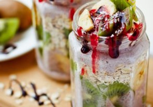 Omijasz śniadania, bo rano brakuje ci czasu? Ta owsianka robi się sama, gdy ty smacznie śpisz