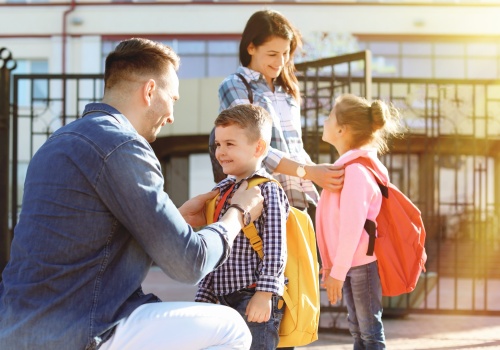 Rodzic u bram szkoły