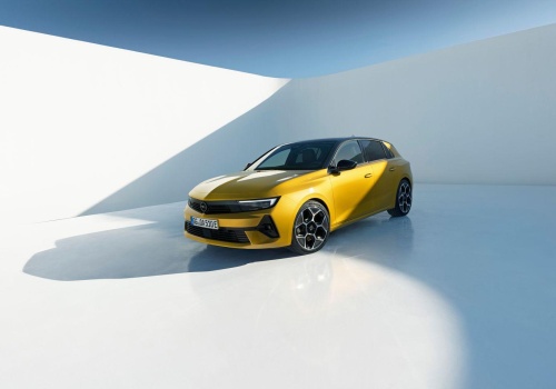 Promocja z błyskawicą. Opel Astra z dieslem, czy w hybrydzie? Cena ta sama, zatem: co wybrać?