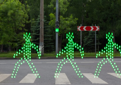 Zielone światło nie zawsze chroni – mandat 1,5 tys. zł czeka na nieuważnych kierowców