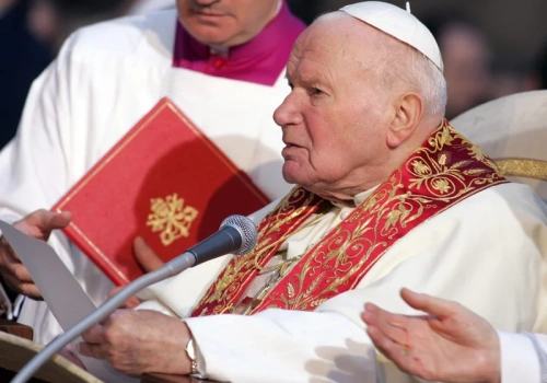 To on zagra papieża Jana Pawła II. Nie z takich ról go kojarzymy