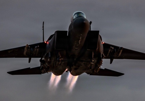 Środowy przegląd mediów; Wojna z Iranem nie martwi Chin;  Pod francuskim parasolem