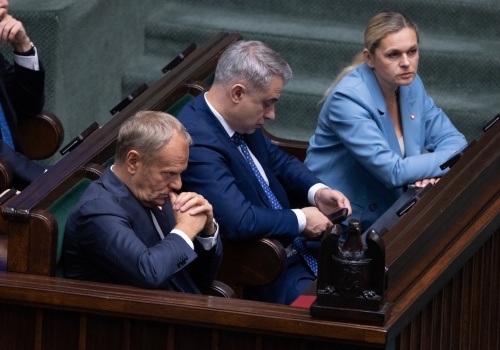 Tusk ma nad czym myśleć. KO na czele, ale bez szans na władzę