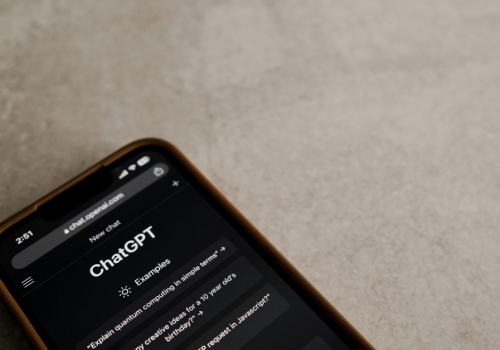 ChatGPT kontra Claude – czyli jak polityka wpływa na popularność aplikacji AI