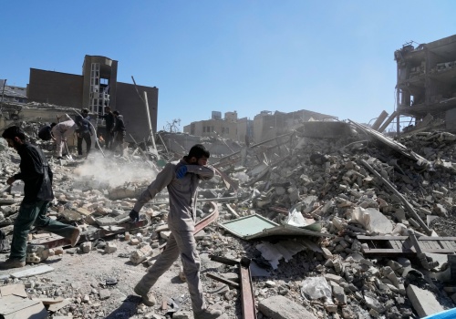 Zamiast rewolucji w Teheranie miasto widmo. Puste ulice pod ostrzałem