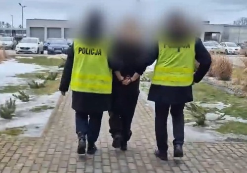 Ugodziła partnera ostrym narzędziem i zamknęła się w mieszkaniu z dzieckiem