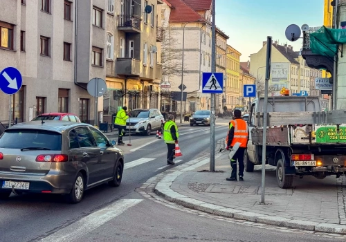 Ekipy ruszyły na drogi by uprzątnąć Legnicę po zimie