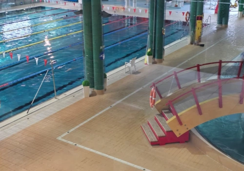 Jak na raty, to z dopłatą. Mieszkanka rozczarowana zmianami w rozliczeniach za naukę pływania