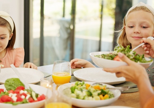 Czasem wystarczy zmienić podejście, a nie menu. Sprawdź, jak wspierać dzieci w świadomym jedzeniu każdego dnia