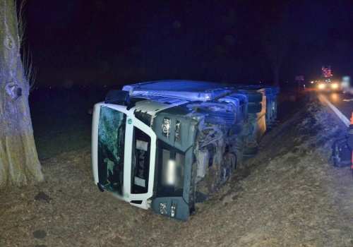 Pijany i z telefonem w ręku za kierownicą ciężarówki. Swoją jazdę zakończył w rowie. Kierujący miał 2,5 promila