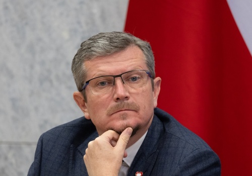 Absurdalne słowa Bosackiego. Tak tłumaczy problem z konsulatami