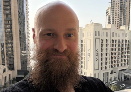 Największy polski krypto‑influencer o chaosie na Bliskim Wschodzie: „Polski rząd ma absolutnie wyj*bane na Polaków w Dubaju”