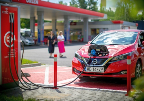Sieć ładowania elektryków w Polsce się rozrasta. Działa już prawie 500 punktów