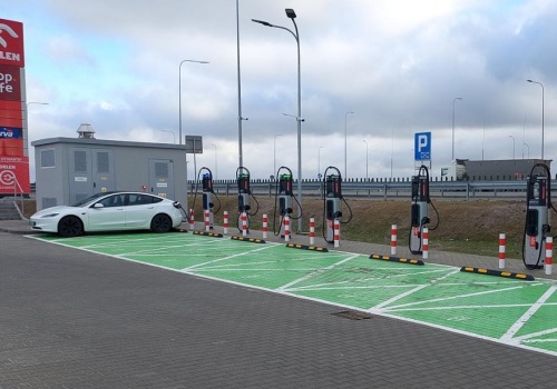 Rozbudowa infrastruktury ładowania przy drogach szybkiego ruchu. Setki punktów już działają, kolejne powstaną do 2030 roku