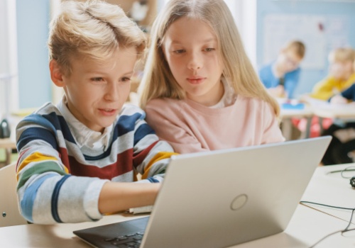 Nowy wybór wykonawców w przetargu na laboratoria AI