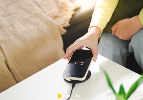 Jak uruchomić ładowanie indukcyjne telefonu? Ten trik znacząco ułatwi życie