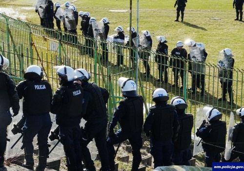 Olsztyn. Wtargnięcia na murawę i pirotechnika. Policjanci szkolili się przed piłkarską wiosną