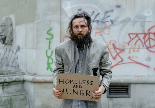 Polscy bezdomni zmuszeni do niewolniczej pracy i jedzenia karmy dla psów. Zapadł wyrok za handel ludźmi