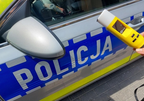 Rzeszów: Pijany 72-latek uderzył w znak i uciekł. W aucie przewoził swoje wnuczki