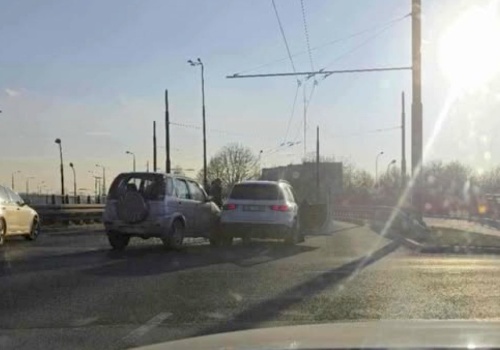 Na czerwonym wiadukcie w Lublinie znów zderzyły się auta. Są już służby ratunkowe