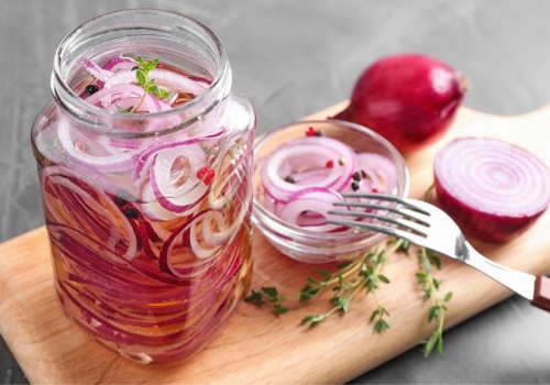 Sekret restauracyjnego smaku zamknięty w słoiku. Ta cebula zmienia smak każdego dania