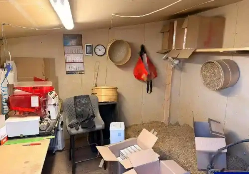 Tajna fabryka za ukrytymi drzwiami! 63-latek produkował tysiące papierosów na godzinę