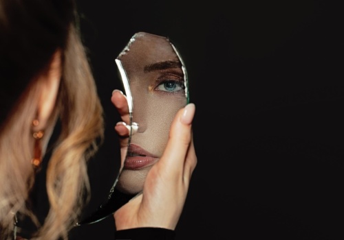 8 zachowań, które zdradzają prawdziwą naturę człowieka. Pomagają namierzyć fałszywych, dwulicowych ludzi